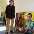 El artista leonés Modesto Llamas Gil posa junto a algunos de los llamativos retratos del poeta y pre