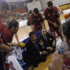 De Grado trata de corregir los errores de sus jugadores en un tiempo muerto del encuentro.