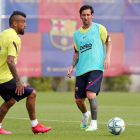 Messi junto a Arturo Vidal. El Barça se la juega el sábado. MIGUEL RUIZ