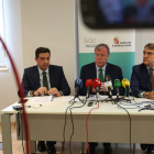 Juan Carlos Morán, Antonio Silván y José María Ribot, durante la presentación del proyecto ayer en el Parque Tecnológico. RAMIRO