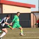 Horacio, a la izquierda, anima a un compañero a sacar el balón de atrás