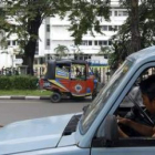 Dos hombres fuman en Indonesia, país que registra un estelar aumento de fumadores.