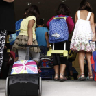 Un grupo de niños de los cursos ya afectados por la Lomce entra a un colegio de León durante el primer día de clase.