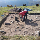 Fotos de la última campaña de excavaciones llevadas a cabo en la vertiente leonesa del yacimiento de La Carisa. SAMUEL LAHOZ