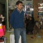 Tomás Tejedor, propietario de la perfumería, contempla las estanterías vacías tras el robo