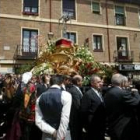 Los ochenta y cuatro cofrades de Minerva y Vera Cruz portaron al Santísimo por las calles del Húmedo