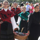 Jóvenes del municipio de Toreno portando en una cesta carbón como parte de la ofrenda de Toreno a la Virgen de la Encina