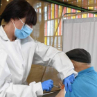 Vacunación de personas mayores de 80 años en el Palacio de Exposiciones de León, ayer. J. CASARES