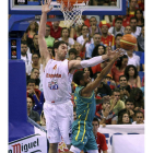 Gasol le disputa un balón al base Mills.