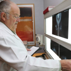 El doctor Díaz-Faes repasa la mamografía de un afectado de cáncer de mama.