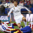 El futbolista portugués Cristiano Ronaldo, durante uno de los derbis entre el Atlético y el Real Madrid. ALBERTO MARTÍN