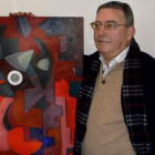 El artista leonés Enrique Sarabia posa junto a una de sus obras