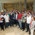 Los alcaldes de las comarcas mineras y los representantes sindicales, en el encuentro que mantuvieron ayer en Mieres. j. l. cereijido