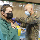 Un enfermero del Ejército de Tierra vacunando ayer en León. MARCIANO PÉREZ