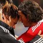 Nelson Valdez consuela al japonés Yuichi Kamono, que falló el penalti.