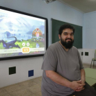 Marcos García, el profesor que enseña filosofía en el Padre Isla con un juego de rol