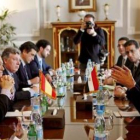 El ministro de Asuntos Exteriores, Miguel Ángel Moratinos, conversa con su homólogo egipcio, Ahmed A
