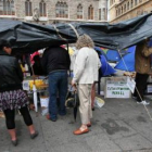 La población leonesa no dejó de acercarse todo el día a la acampada de Botines.