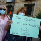 Protesta de los trabajadores del Inbiotec frente a Botines en el mes de junio. FERNANDO OTERO