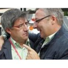 Francisco Fernández conversa con Pepe Blanco en un receso del congreso, ayer, en Valladolid