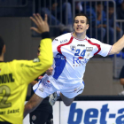 El jugador del Reale Ademar Faruk Vrazalic lanza a la portería de Mihailo Radovanovic, del Partizán de Belgrado.