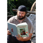 Manuel Martínez leyendo al Capitán Trueno, empapándose del personaje que interpretará.