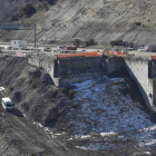 La estructura sur ya ha sido desmontada, tanto la parte izquierda, del doble derrumbe, como el otro viaducto que no se vio afectado. ANA F. BARREDO