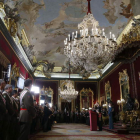 Felipe VI, acompañado de Letizia, durante su discurso en un acto al que asistieron representantes de las instituciones del Estado, los tres Ejércitos y la Guardia Civil.