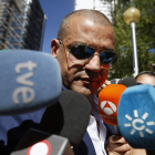 Miguel Ángel Flores atiende a los medios tras la condena de cuatro años de prisión. JUAN CARLOS HIDALGO