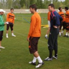 Yosu Uribe se dirige a sus jugadores en el último entrenamiento de esta temporada.