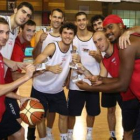 Los jugadores del baloncesto León exhiben sus carnets de socios.