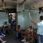 Vista del interior de un tren de la línea General Sarmiento en la estación de trenes Once de Buenos Aires.