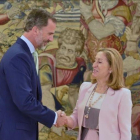 El Rey y la presidenta del Congreso, Ana Pastor, este lunes en La Zarzuela.