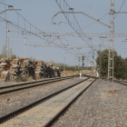 Imagen de un tramo de vía junto a la estación de Villadangos, próximo al lugar en el que se enlazará la vía al muelle de carga. RAMIRO.