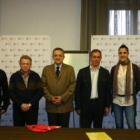 El diputado de Deportes, José María López Benito, posa con representantes del Cleba.