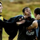 Los brasileños Kaká, Robinho y Julio Baptista, felices en el entrenamiento de Brasil.