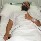 Antonio Pino, convaleciente en su cama en la clínica San Francisco tras su intervención.