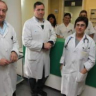Los neumólogos Castrodeza  y Ortiz, con parte del equipo de cardioneumología.