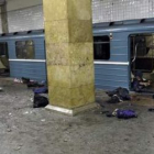 Los cadáveres de varias víctimas en la estacion de metro de Park Kultury en Moscú.