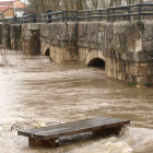 El río Cea anegó huertas y el merendero situado junto al puente de Almanza.