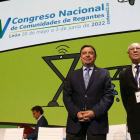 El ministro, a la izquierda, hoy en León. FERNANDO OTERO