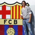 Ibrahimovic junto al escudo del Barcelona en su presentación.
