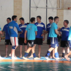 Momento inicial del saludo entre Campohermoso y los anfitriones Esla-Rueda.