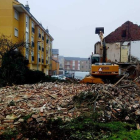 Finalmente, después de años de actuaciones, ayer se demolía el edificio de la calle Badajoz. DL