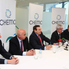 El presidente del grupo Chemo, Pedro de Andrés, en el centro, junto a Hermida, ayer.