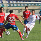 Tres jugadores del Numancia intentan frenar el avance del centrocampista Mario Villar.