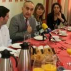 Gómez y De Francisco durante el desayuno  informativo