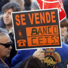 Uno de los manifestantes en las protestas organizadas por la situación de la entidad financiera con sede en León.