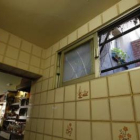 Los ladrones entraron forzando la ventana de la fotografía.