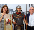 La concejala de Cultura y el arqueólogo municipal con un romano. MARCIANO